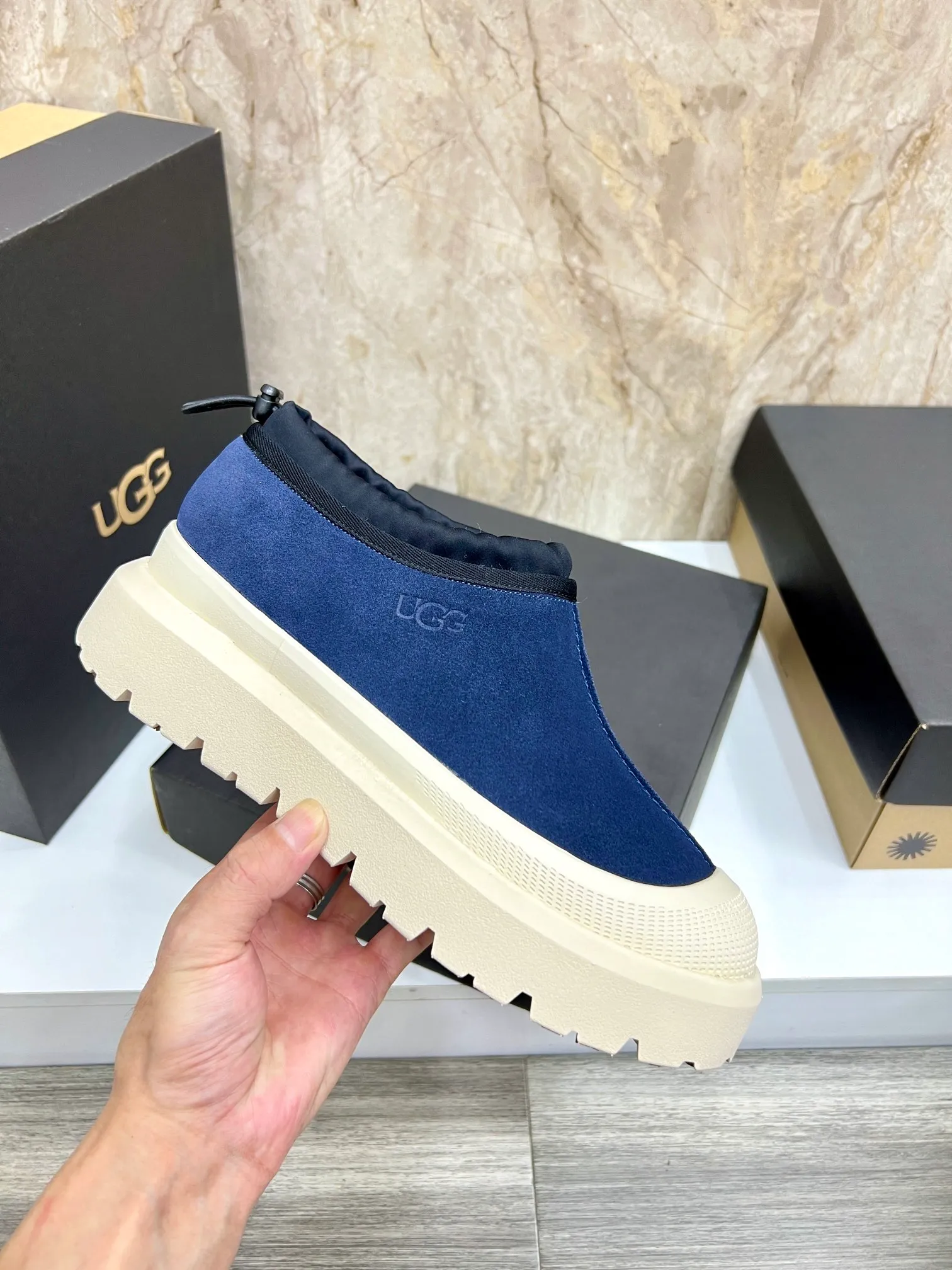 Men's men's shoes💰: 💰540💰Couple model👫 UGG Tasman Weather Hybrid one-second snow boots👢 Wang Yibo's same 👏 classic Tasman shoe is designed with environmentally friendly waterproof and snowproof material, which is both fashionable and functional. At the same time, it is paired with the new UGG Keen furry color-blocked jacket. Bright orange and maroon collide to create a new light outdoor style and open up a new travel experience in early autumn! Using the best materials, the 17mm fur-integrated surface is warmer and more breathable, and the outsole is upgraded to a lightweight and wear-resistant light wing technology outsole! Size: Women’s size 35-40 / Men’s size 38–44 (45 customized) Official website color
